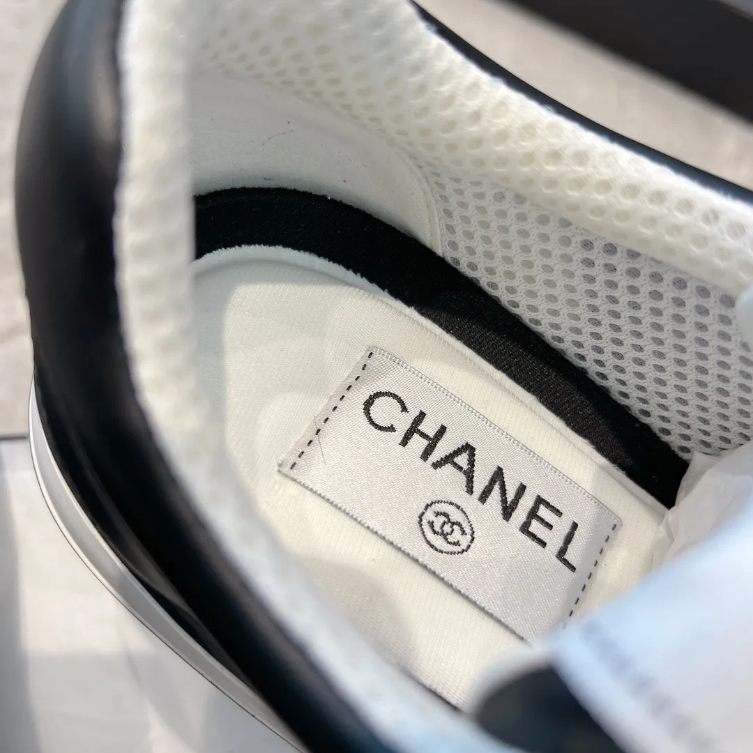 👟👟Ex-factory price 520👟👟 Chanel 23b new panda shoes C's new casual white shoes sneakers There is a reason why these shoes are so popular 🔥 They are so comfortable. They are a shoe that coexists with comfort, beauty and versatility. You can easily walk ten thousand or twenty thousand steps without any pressure. The original development last shape is delicate and stylish, and you are not afraid of wide feet. It will not make your feet fat, and it looks good and comfortable on your feet! It feels very light on the feet! Comfortable and breathable! Super whitening‼ ️It’s really a perfect match. Upper: first-layer cowhide/➕sheepskin lining. Exclusive 1:1 original customization [different from market currency‼ ️】The foot pads are made of imported mixed sheepskin, which is breathable and comfortable! ✔ T👟👟Ex-factory price U outsole exclusive original development private model! Differentiating the market rubber outsole‼ ️✔ Size: 35-39 (40 orders cannot be returned or exchanged)
